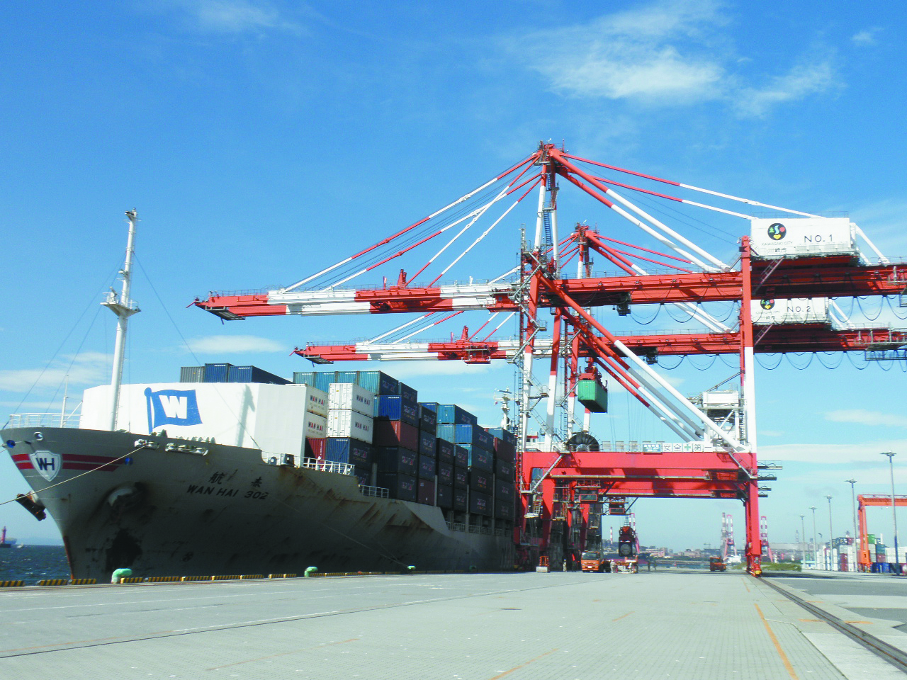 コンテナターミナル岸壁に着岸する船舶